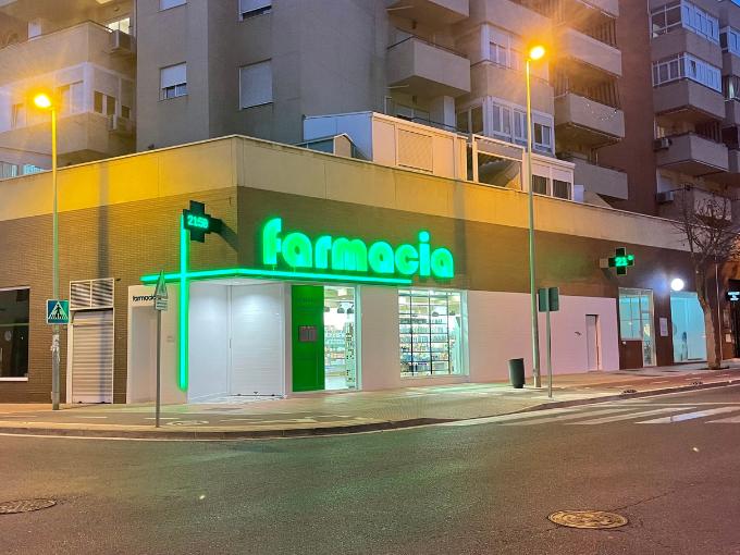 Fachada Farmacia Almería La Térmica Noche