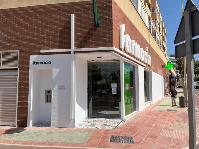 Fachada Farmacia Almería La Térmica Entrada